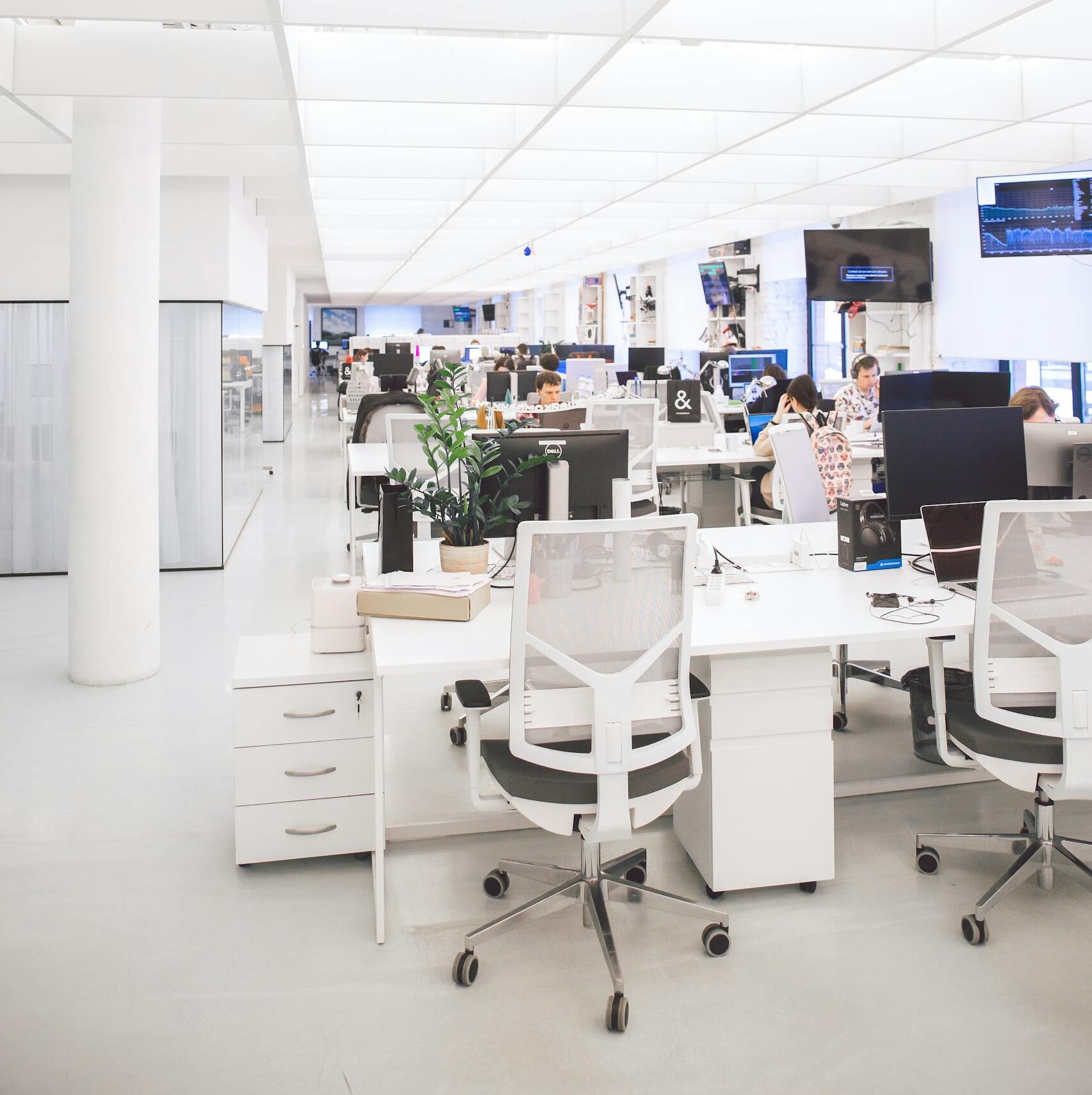 Spacious and well-lit office interior with modern furniture and workstations, ideal for a dynamic work environment.